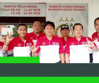 Dugaan praktik pungutan liar (pungli) oleh oknum juru parkir (jukir) liar di kawasan Jalan Raya Pasar Krian, Kabupaten Sidoarjo, Jawa Timur, memicu perhatian publik. Lembaga Swadaya Masyarakat (LSM) Lumbung Informasi Rakyat (LIRA) mendesak aparat penegak hukum (APH) segera turun tangan mengusut tuntas praktik tersebut, termasuk dugaan pemalsuan karcis resmi milik Dinas Perhubungan (Dishub). Bupati LIRA Sidoarjo, Winarno, S.H., M.Hum., menyatakan praktik jukir liar yang viral di media sosial dan media daring bukan hanya merugikan masyarakat, tapi sudah masuk ranah pidana. > “Ini bukan soal nilai Rp2.000 atau Rp5.000. Ini soal pemalsuan dan pungutan ilegal. Sudah ada unsur pidananya. Maka kami mendesak aparat bertindak cepat tanpa harus menunggu laporan masyarakat,” tegas Winarno saat ditemui wartawan, Jumat (31/7/2025). Winarno yang juga menjabat sebagai Ketua Penasehat LBH LIRA DPD Sidoarjo, menyebut dugaan karcis palsu dengan kop Dishub yang digunakan para jukir merupakan bentuk manipulasi untuk mengelabui masyarakat. Ia juga menyoroti kemungkinan keterlibatan oknum dalam tubuh instansi terkait. > “Berdasarkan investigasi kami, sering kali praktik jukir liar ini ada permainan orang dalam. Tapi ketika terbongkar, ujung-ujungnya saling lempar tanggung jawab,” lanjutnya. Winarno menegaskan jika tidak ada langkah hukum tegas dari pihak berwenang, pihaknya siap membawa kasus ini ke jalur hukum resmi. Sementara itu, perwakilan dari Dinas Perhubungan Kabupaten Sidoarjo, Mifta Khudin, menegaskan bahwa karcis yang digunakan para jukir liar bukan merupakan produk resmi. > “Dishub Sidoarjo tidak pernah mengeluarkan karcis seperti itu. Itu jelas karcis palsu, dan masuk kategori pemalsuan,” tegas Mifta dalam konferensi pers Operasi Patuh Semeru 2025 di Mapolresta Sidoarjo, Senin (28/7/2025). Kasus ini menjadi alarm serius bagi Pemkab Sidoarjo dan APH untuk menertibkan praktik parkir liar serta menindak tegas pihak-pihak yang terlibat, agar tak semakin meresahkan masyarakat. sumber:wartakotadelta
