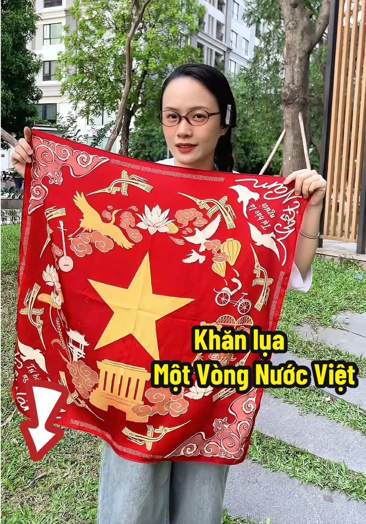 Khăn lụa Một Vòng Nước Việt - đẹp độc lạ để mừng Đại Lễ 80 năm ngày 2/9 và món quà ý nghĩa để tặng người thân bạn bè #khandosaovang #khan #tetdoclap #2thang9 #concertquocgia #tuhaovietnam  @Linh Mẩu 
