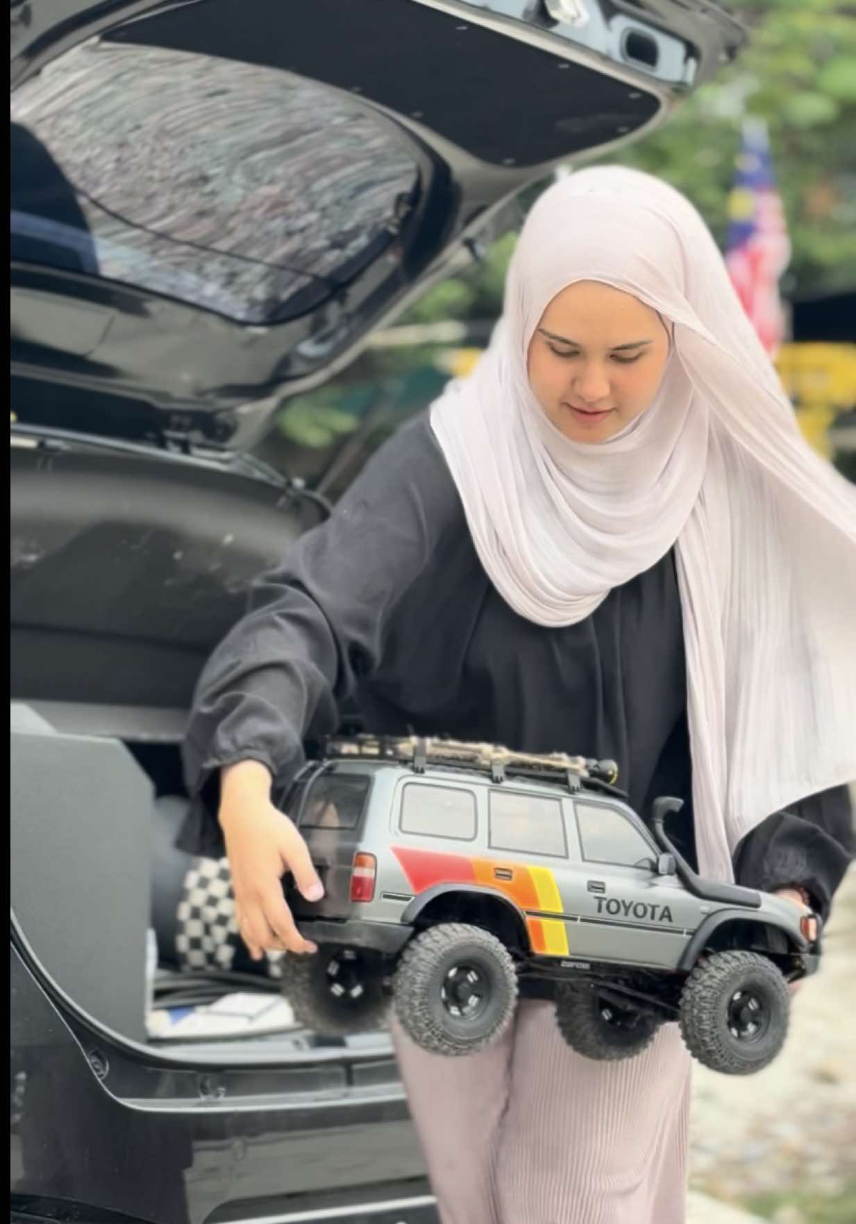 RC ni macam relationship – kalau tak balance, tergolek. Tapi at least RC tak ghosting. Kaum hawa, ada yang nak join main petang esok? 😂❤️🛻  #rccrawler #PerempuanPunMainRC @Bukit Mentok Crawler @Laika Hamzi😉😉 