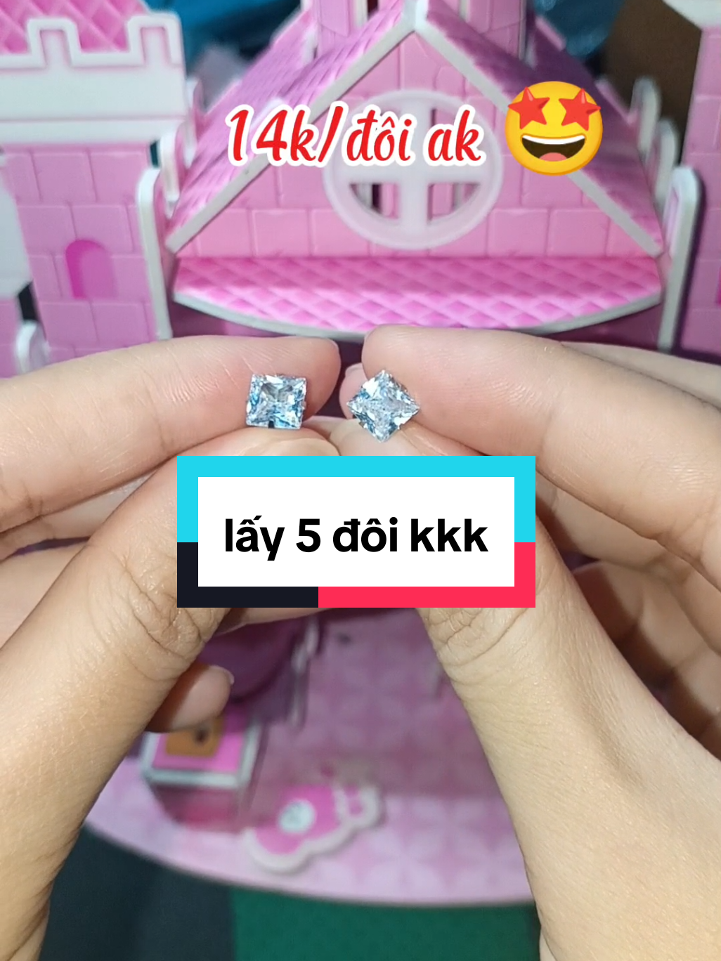 Trả lời @dung.hao95  Bông tai Titan này quá đẹp chế he, c bấm vào giỏ hàng góc trái màn hình chốt đơn giúp e nhen, cảm ơn chế nhiều ^^ #xuhuong #bongtaidep #bongtaititan #deal1k #freeship @Ngoại Liêm Review 