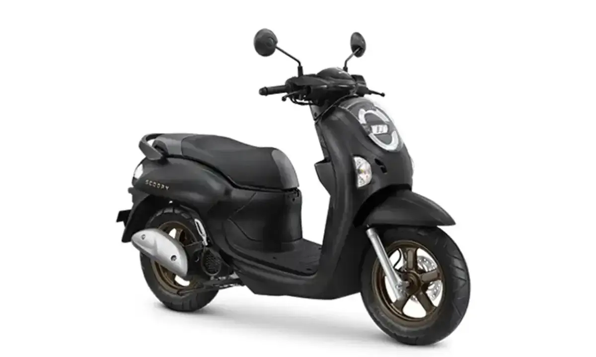 Tampilan Honda Scoopy 2025 sendiri memiliki nuansa desain dan gaya yang berbeda dari generasi sebelumnya. Spesifikasi dan fitur-fitur modernnya menawarkan performa berkendara yang lebih andal dari pendahulunya. Meski masih mengusung mesin berkapasitas 110 cc, Honda Scoopy terbaru ini diperkirakan lebih efisien dengan pembaruan teknologi eSP+ (enhanced Smart Power Plus). Performanya pun lebih baik dengan konsumsi BBM yang lebih irit dibandingkan model 2024. Selain itu, emisi gas buang juga lebih ramah lingkungan, menyesuaikan regulasi emisi terbaru. Honda Scoopy 2025 hadir dengan beberapa fitur tambahan yang membuatnya lebih unggul dibandingkan model sebelumnya. Salah satu fitur baru adalah Honda Smart Key System yang dilengkapi dengan alarm anti-maling yang otomatis berbunyi saat motor digerakkan. Selain itu, ada juga fitur Answer Back System yang memudahkanmu menemukan posisi motor dengan lebih akurat. Di sisi sayap kiri ada console box dengan ukuran yang lebih besar 1,5 L dari sebelumnya. Pada bagian dalamnya pun sudah dilengkapi dengan power outlet yang telah mendukung untuk penggunaan USB Type-C. Dibanding model sebelumnya, Honda Scoopy 2025 ini dilengkapi dengan suspensi yang lebih nyaman dan stabil. Pada bagian depannya menggunakan suspensi teleskopik yang mampu meredam getaran dengan baik saat melintasi jalan tidak rata. Sementara itu, pada bagian belakang, Scoopy 2025 mendapatkan swing arm dengan suspensi tunggal. Suspensi ini juga telah disempurnakan untuk menjaga kenyamanan dan stabilitas saat melaju di berbagai kondisi jalan. Dengan begitu, handling-nya pun menjadi lebih halus. #dilerhonda #astrahondamotor #honda #promoseruweekend  #oneheart #nagamasmotor #motorewongjawatengah #jatibarang #brebes #slawi #tegal  #capcut #fyp #hondajateng 