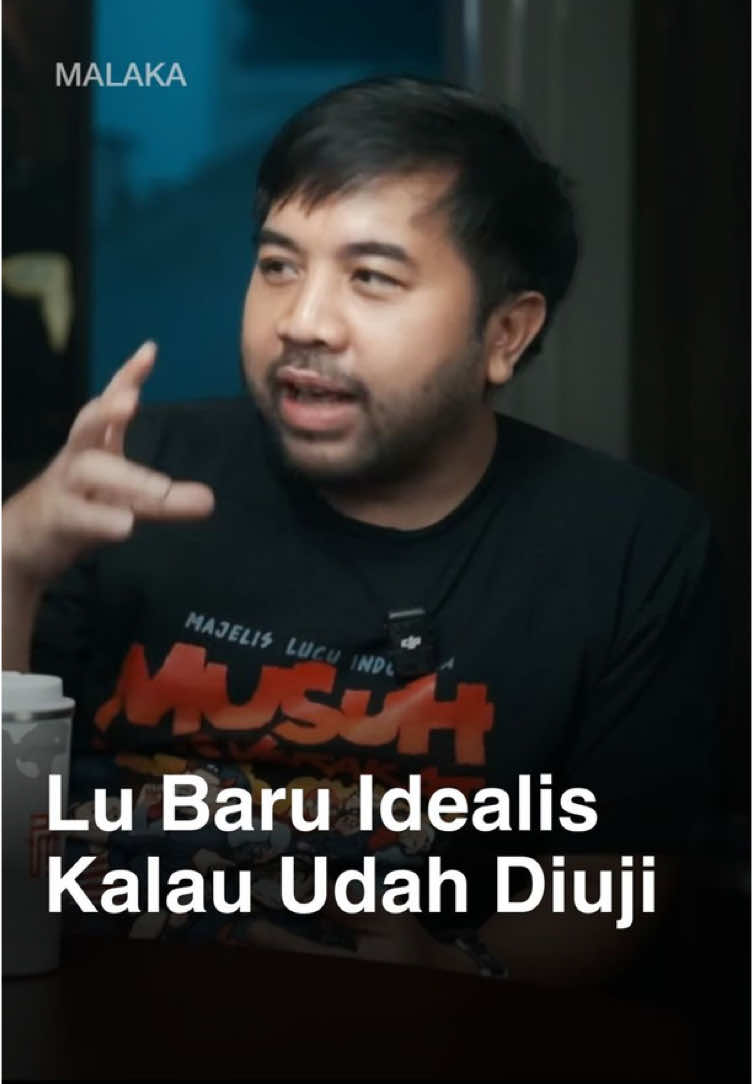 Menurut Adriano Qalbi, idealisme itu bukan soal omongan—tapi soal ujian. Lo baru bisa ngomong idealis kalau udah pernah ditawarin duit, punya keluarga yang harus lo nafkahi, dan tetap nggak berubah pendirian. Kalau belum ngalamin itu semua, mungkin lo bukan idealis… lo cuma belum diajak. Tonton obrolan lengkapnya di YouTube & Spotify Malaka. #Malaka #MalakaCinematicPodcast #FerryIrwandi #CaniaCitta #AdrianoQalbi