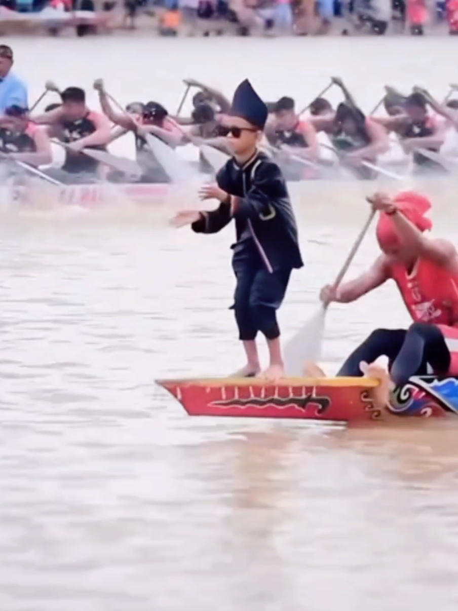 Cậu bé hoa tiêu bản gốc