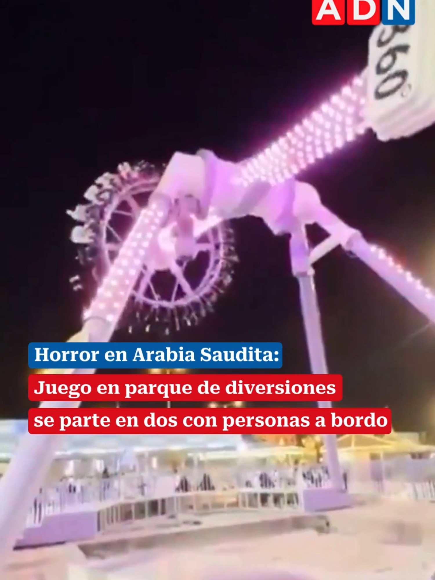🔴 Un impactante video muestra el momento exacto en que un juego mecánico se parte en dos en pleno funcionamiento en el Parque Green Mountain de Arabia Saudita. El accidente ocurrió el durante este 31 de julio mientras decenas de personas disfrutaban del juego “360 Grados”. El brazo central de la estructura se quebró repentinamente, provocando la caída violenta de los pasajeros aún atados a sus asientos. Al menos 23 personas resultaron heridos por el impacto y por el retroceso de la estructura. Autoridades locales declararon emergencia en los hospitales y se abrió una investigación para determinar las causas del colapso. #accidente #parquedeatracciones #arabia #viral #noticias #video #impactante #noticia