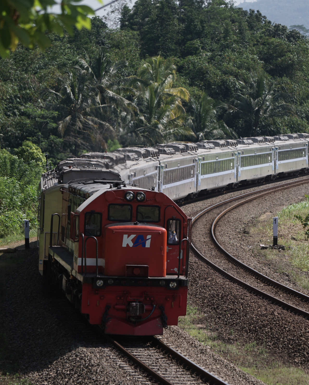 CC 201 83 46 JR🔴🔵 FU Solo melintas tikungan Candinegara #fusolo #fajarutamasolo #cc2018346jr🔵🔴 #newgeneration #lokomotif #daop5purwokerto #candinegara 