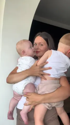 Băieții mei care mi-au dat câte un cap în gură fiecare.🤣 #mama #fyp #foryou 