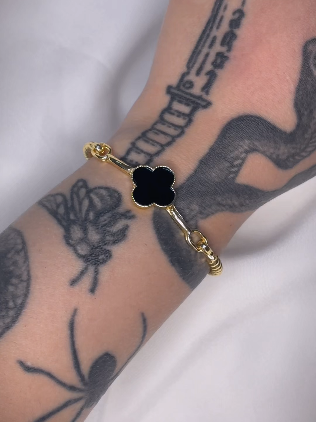 E esse bracelete lindíssimo? Ele está disponível em 6 cores diferentes. Me conta aqui qual a sua favorita 👇 #LuaJoias #grwm #moda #bracelete #bracelet #acessorio #tiktokshop