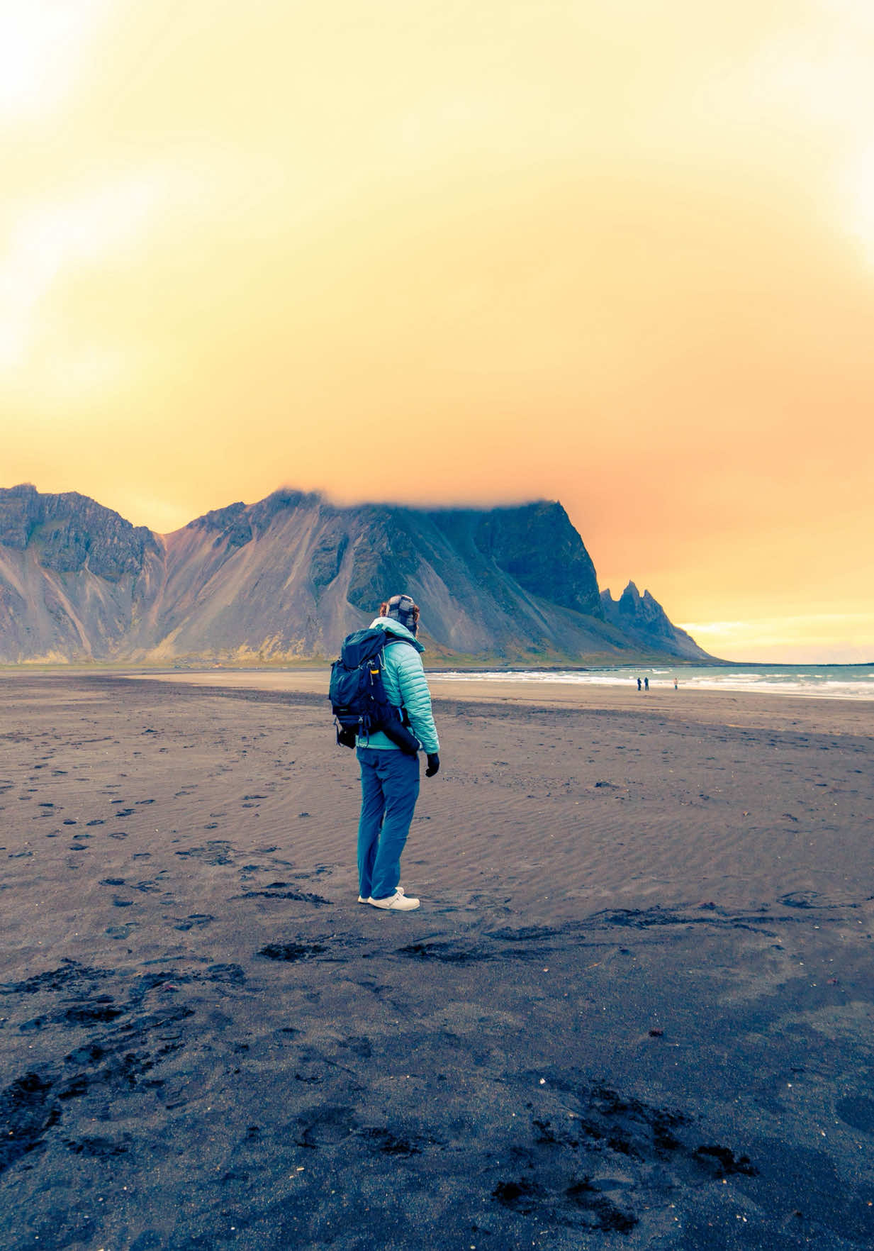 Black sand beach & midnight sunset combo is elite 🇮🇸 #travel #adventure #blacksandbeach #iceland #midnightsun 