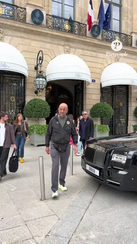🎬🖋️ Tim Burton signe un autographe en sortant du Ritz cet après-midi à Paris Cet après-midi, Tim Burton a été aperçu quittant le Ritz Paris, place Vendôme. Le réalisateur culte a pris un instant pour signer un autographe à un fan, dans une atmosphère calme et respectueuse. Une apparition sobre mais marquante, fidèle à l’univers singulier du cinéaste. #TimBurton #RitzParis #Paris #Autographe #CinemaIcon #Purepeople #bestimage 