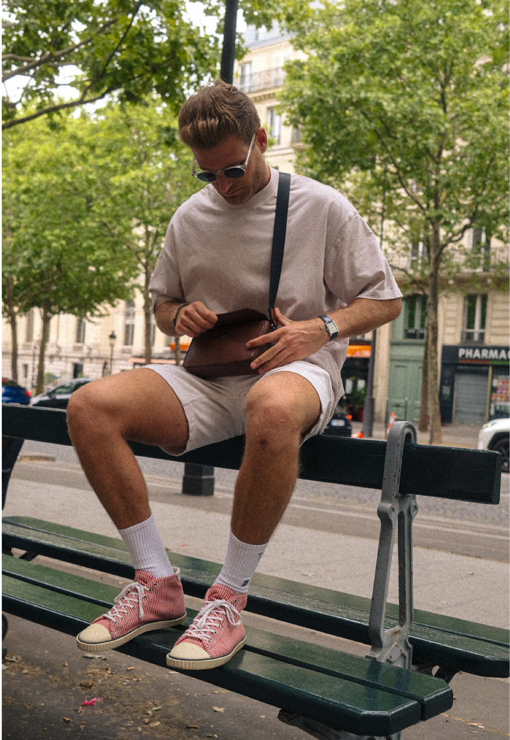 Le genre de sac que tu peux porter tous les jours sans te lasser. Compact, pratique, élégant — c’est le reporter LÉNY en cuir cognac de chez @Hexagona  📍Design parisien 🖐️ Cuir de vachette 👜 Style minimal, 100 % efficace Moi c’est devenu mon compagnon du quotidien. Et toi, plutôt sac bandoulière ou team “tout dans les poches” ? • • • • • • • • • • #men#menswear#menstyle#OOTD#ootdmen#outfit#outfits#outfitinspiration#hexagona#bag#paris#french