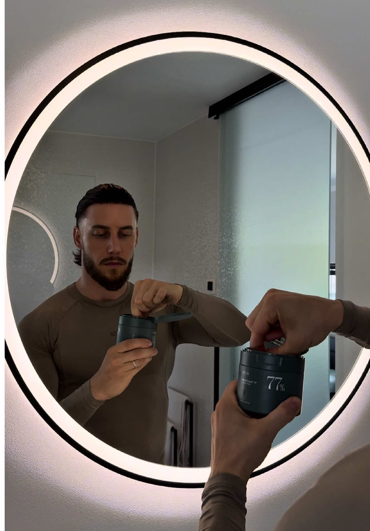 Immediate post‑barber care is a MUST if you want to avoid irritation and breakouts. 🧖‍♂️ I use the Anua Heartleaf Pads right after a haircut because: 1️⃣ They remove loose hair & micro‑debris that can clog pores. 2️⃣ Heartleaf is soothing, which calms redness and irritation from clippers or razors. 3️⃣ Prevents breakouts along the hairline and neck by clearing out sweat, oil, and leftover product. Fresh cut + fresh skin = undefeated combo. 💯 #barbertips #pads #mensgroomingtips #menskincare @anua_global @anua_kr 