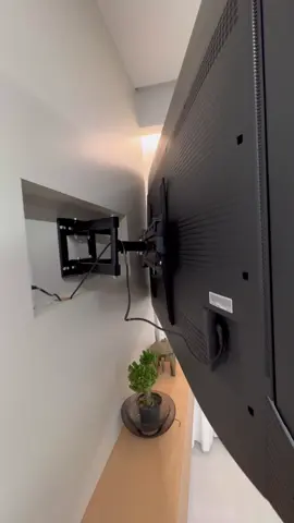 Optamos por colocar o suporte articulado da TV embutido na marcenaria, ficou melhor do que esperávamos. O suporte se movimenta em 4 direções diferentes, você pode girar na horizontal e também fazer ajustes de inclinação, seja para cima ou então para baixo. Além disso ele fica muito firme sem risco . #suportearticulado #tv #sala #suporte 