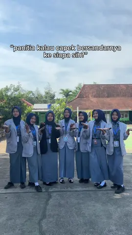 📢 “Panitia kalau capek, bersandarnya ke siapa sih?” 💭 Ke bahu yang tak pernah mengeluh… 💗 Ke tempat kita cerita tanpa banyak kata… 🙌 Yup, ke pembina yang sabarnya seluas samudra ini dongg🔥 Capek? Lelah? Panitia nggak perlu self-recovery… Cukup senderan ke pembina, langsung auto recharge! 🪫🔌⚡️ #panitiampls  #pembinaosis  #smansa  #trend 