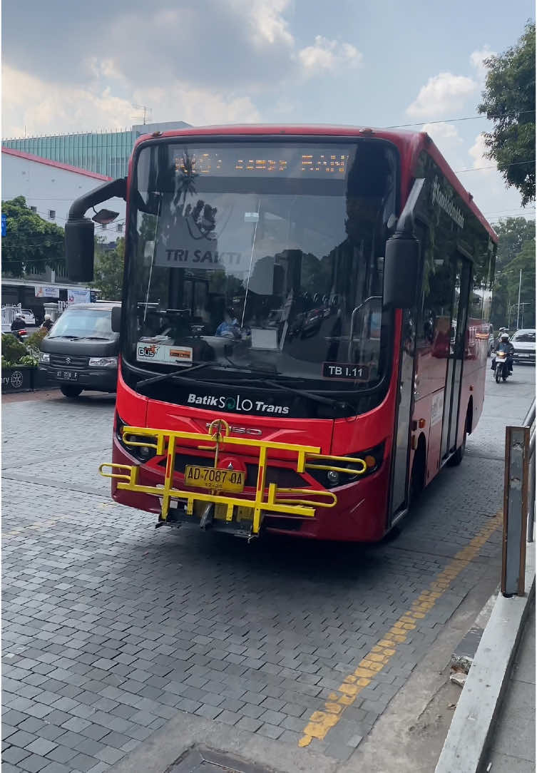 BATIK SOLO TRANSSSS….. Payment bisa QRIS atau apa e-money, saranku sih pake e-money. Sekali tap tuh sampe satu jam kedepan misal mau tap lagi saldonya gak kepotonggg gitu (info dari pak supirnya) CMIIWWW #solo 