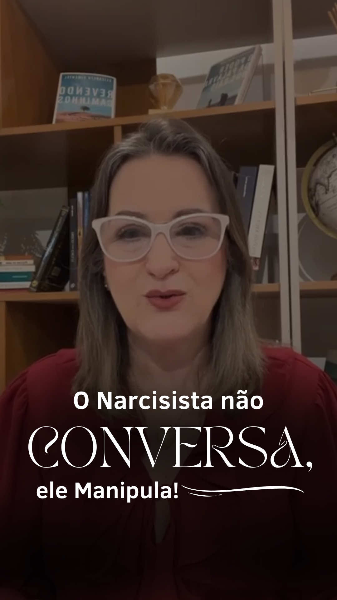 Homens e mulheres podem ser NARCISISTAS, observem os sinais! O narcisista não conversa. Ele manipula. Ele distorce tudo. Diz que nunca falou o que você ouviu claramente. Faz você duvidar da sua memória, da sua percepção… de você mesma. Na frente dos outros, ele finge equilíbrio, vira a vítima da história. Enquanto você… é vista como a “louca”, a exagerada, a instável. Mas por trás da máscara, ele está te desgastando aos poucos, roubando sua sanidade, seu senso de realidade, sua paz. Isso tem nome: gaslighting. E isso não é amor. É abuso psicológico. Você não está louca. Você está ferida. E merece se libertar disso. #relacionamentonarcisista #gaslighting #abusopsicologico #narcisista #abusoemocional #curaemocional #voceemprimeirolugar