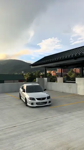 Có những người trẻ, bắt đầu sự nghiệp và mua chiếc Mazda 323 như một cột mốc đầu tiên. Nó không phải là một chiếc xe đắt tiền, nhưng là thành quả của bao nỗ lực, là niềm tự hào của cả một gia đình. Những chuyến đi đầu tiên, những buổi hẹn hò, những lần về thăm quê, tất cả đều được chiếc xe này chở che. Chiếc vô-lăng đơn giản, tiếng máy nổ quen thuộc mỗi sáng sớm, hay cái gật gù của xe khi đi qua ổ gà… tất cả đã trở thành một phần của kỷ niệm, một ký ức đẹp đẽ không thể nào phai nhạt. Người bạn tri kỷ Đã gần 20 năm trôi qua, chiếc Mazda 323 vẫn ở đó, có thể không còn bóng bẩy như xưa, nhưng vẫn trung thành với chủ nhân. Nó giống như một người tri kỷ, ít phàn nàn, ít hỏng vặt. Bạn có thể không cần phải tốn quá nhiều tiền để chăm sóc nó, chỉ cần đổ xăng, thay dầu đúng kỳ, nó sẽ đưa bạn đi khắp mọi nơi. Cái cảm giác tin tưởng vào một chiếc xe đã cùng mình vượt qua bao thăng trầm, không phải chiếc xe nào cũng có thể mang lại. Đơn giản là đủ rất nhiều anh chị hỏi em đâu va xe bền đẹp chất nó đây tell 0909853288 Nghị sẽ tư vấn kĩ hơn ve kĩ thuật #mazda323 