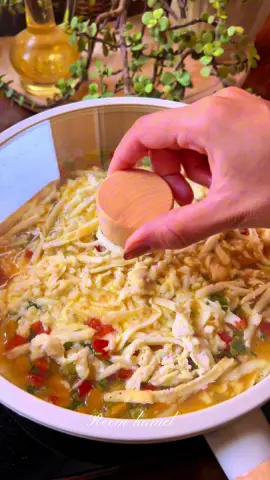 🍁 بطاطس بالبيض والفلفل .. فطورك الصحي جاهز في 10 دقايق! 🥔🍳  المكونات: 	•	بطاطس مقطعة شرائح رفيعة 	•	٤ بيضات 	•	فلفل ألوان مقطع مكعبات صغيرة جدًا 	•	بقدونس مفروم 	•	1 ملعقة صغيرة ملح 	•	1 ملعقة صغيرة فلفل أسود 	•	زيت زيتون  	•	جبنة موزاريلا مبشورة (حسب الرغبة) . . . #reemkamel  #فطور_سريع #بطاطس_بيض #يلا_نطبخ #اكلات_سهله      