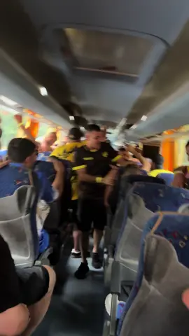 בדרך למשחק 💛🖤 #משפחתאליהו  מי שמנחש תוצאה מדוייקת מקבל עוקב!  בית״ר vs סוטייסקה 