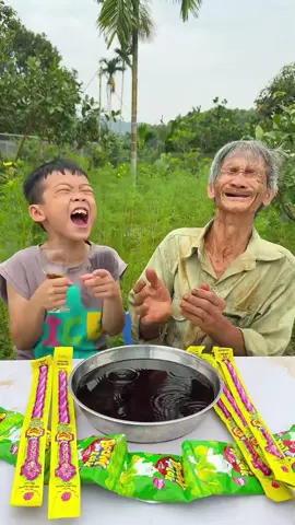 Two grandchildren play pranks on each other #funny #xuandongvlog #meme #sour 