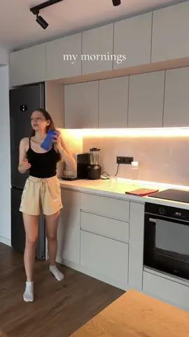 cam așa arată majoritatea din diminețile mele >>> pus vase la loc, cafea (+câteva pagini dintr-o carte, dar asta de mai puțin timp, trebuie să recunosc) 😁 #mymorningroutine #rutinadedimineata #adelina