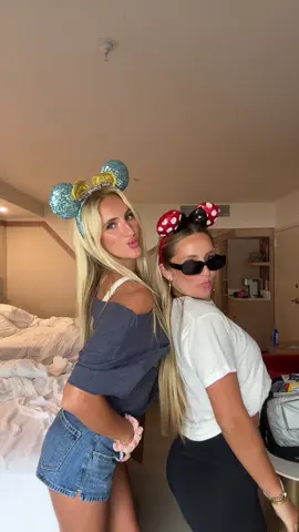 disney day!!! 🥨🫖💫🏰🤍 #disney #disneyoutfits #magickingdom 