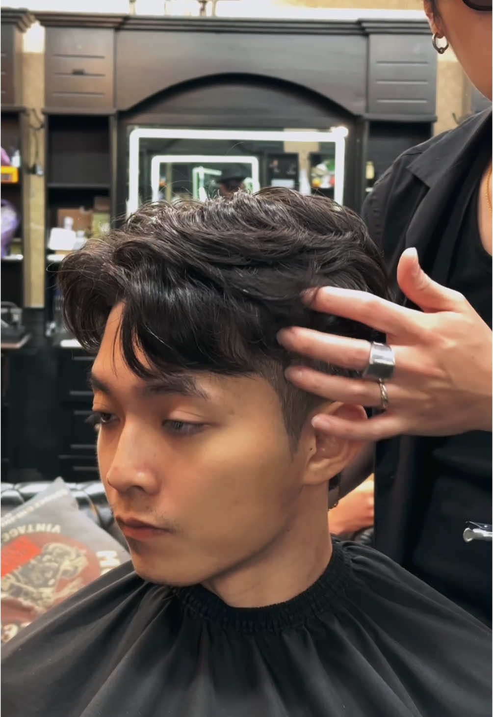 手棒燙也能韓 韓系64 中分 #手棒燙 #電棒燙 #男士髮型 #男士理髮 #理髮廳 #barber #美式油頭 #新莊男士理髮 #新莊油頭 #理髮日常 #新莊髮廊 #美式漸層 #後梳油頭 #後梳髮型 #後梳紋理 #韓系 #韓系髮型 #韓系燙髮 #韓系側梳 #韓系側分 #64分 #64分油頭 