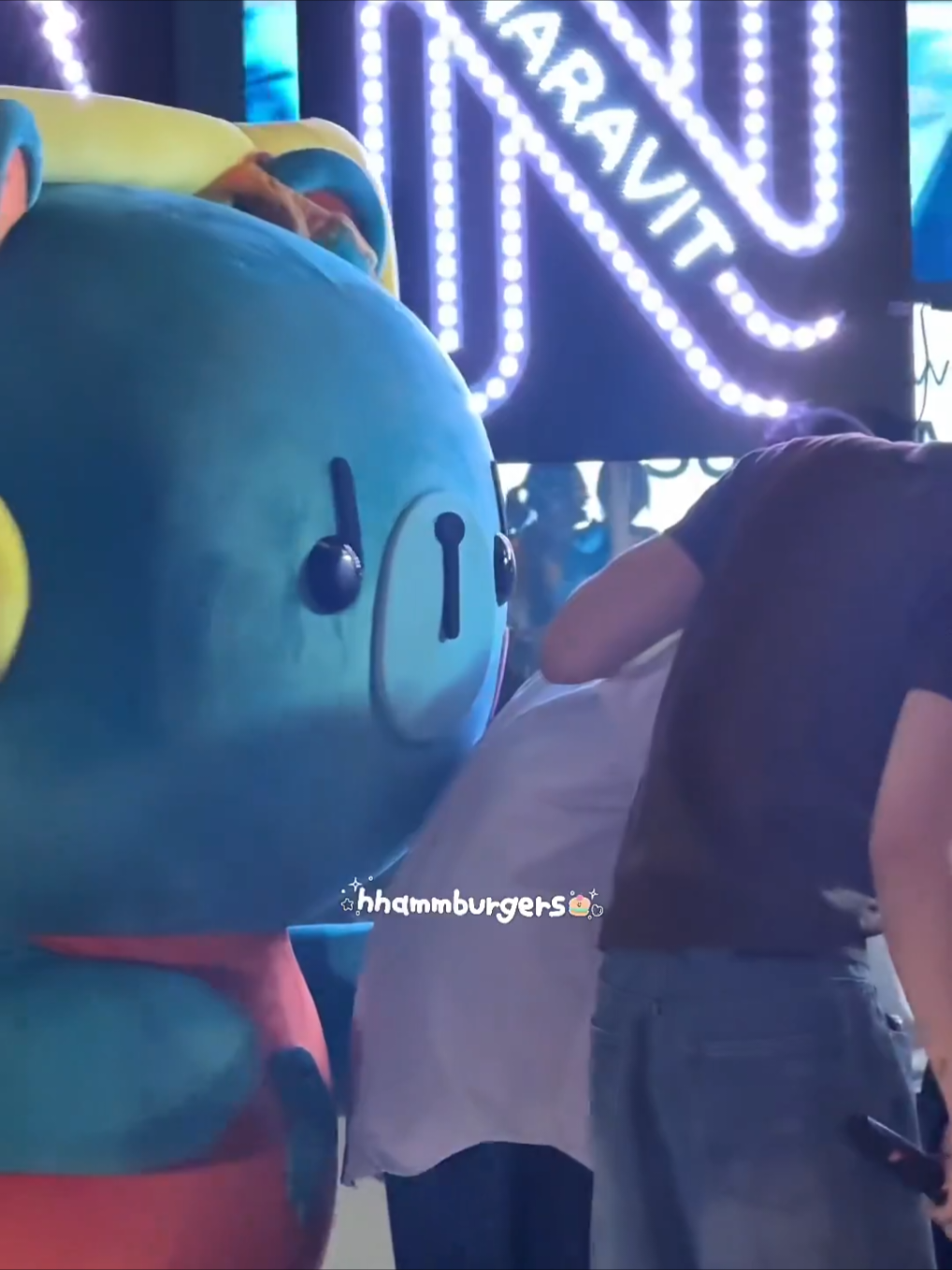 phu nangis karena kaget banyak bgt yang dateng, you guys deserve all this love 🥹❤️‍🩹 #pondphuwin #ppnaravit #phuwintang #permpoon #4u #fypage #thaienthu 