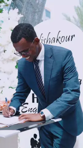 Hambalyo meherka Abdishakur Harbi iyo xaaskiisa Samiira Idiris oo aan maanta meherkooda kaga qayb-galay magaalada Hargeysa. #Somaliland 