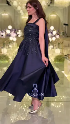 رمز الفستان : SA1029 💙✨ كوني محط الأنظار بإطلالة تجمع بين الرقي والفخامة مع هذا الفستان الكحلي المتوسط الطول من JAQUEEN، #فساتين_زفاف #فساتين #أزياء #فساتين_سهرة #جاكوين #فساتين_ناعمة #fyp 