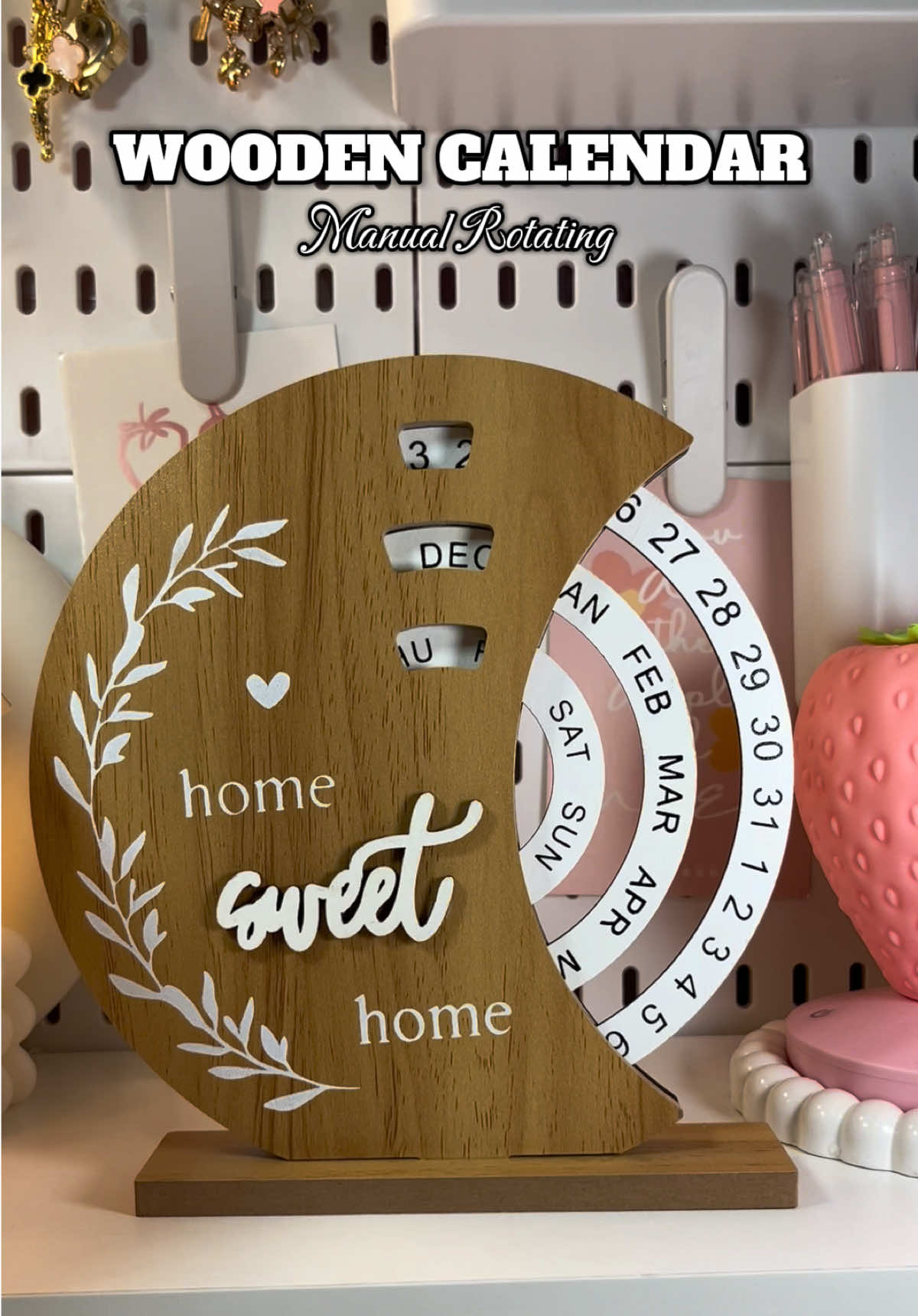 Timeless and charming 🌿 This wooden rotating calendar adds a warm touch to any space. No batteries, just simple design. #WoodenDecor #CreativeCalendar #HomeVibes #woodencalendar #deskdecor 