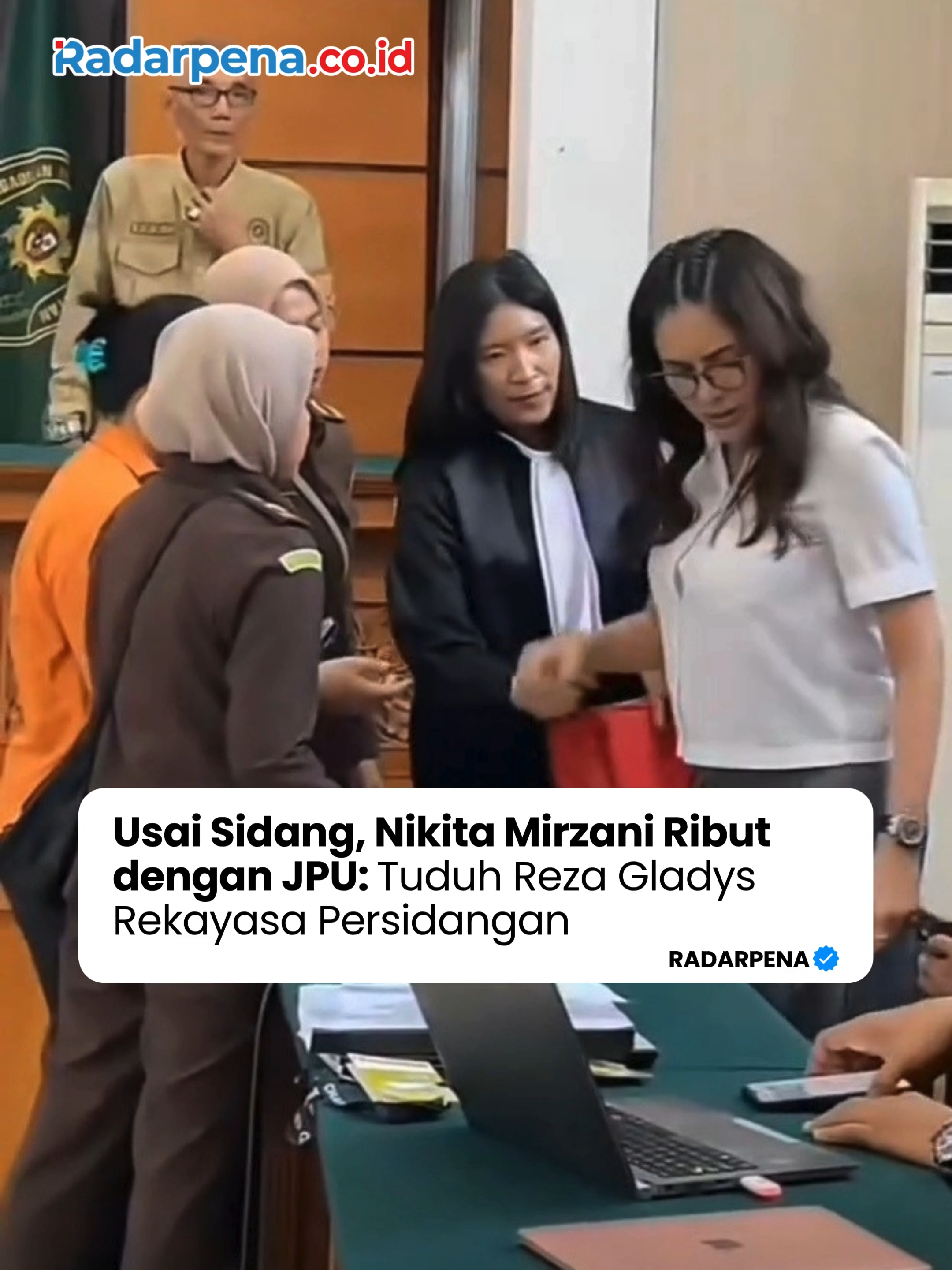 Suasana panas mewarnai akhir sidang lanjutan Nikita Mirzani di PN Jakarta Selatan, Kamis (31/7). Usai sidang ditutup, Nikita terlibat cekcok dengan Jaksa Penuntut Umum (JPU) dan menolak dibawa ke tahanan. Keributan terjadi setelah permintaan Nikita untuk memutar rekaman bukti yang disebutnya menunjukkan rekayasa persidangan oleh pihak Reza Gladys, ditolak oleh majelis hakim. Meski sudah diperingatkan, Nikita bersikeras dengan klaimnya dan memilih bertahan di ruang sidang. --- #Radarpena #Radarpenanews #NikitaMirzani #SidangNikita #PengadilanJaksel #RezaGladys #Persidangan #BeritaHarian #KasusHukum #CekcokSidang #ArtisTerjeratHukum