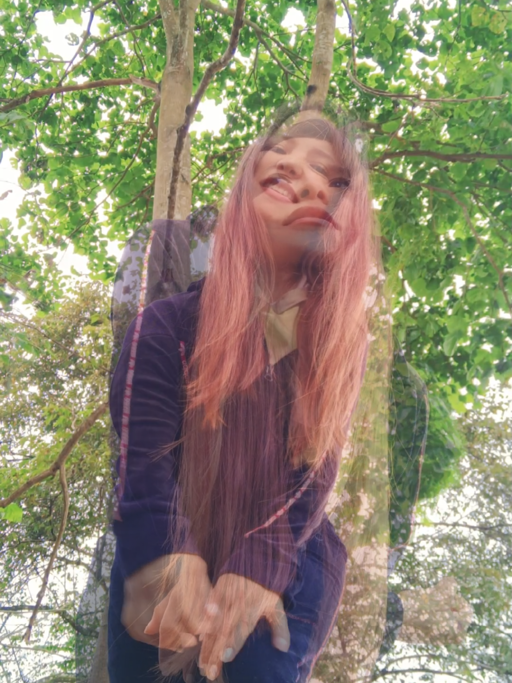 Por qué tenemos tanto miedo a perder?... A veces olvidamos que todo en esta vida es prestado: los momentos, los lugares, incluso las personas. Nos aferramos con fuerza a lo que amamos, sin darnos cuenta de que nada nos pertenece del todo. 🌱 Este video es un recordatorio suave: aprender a soltar no significa dejar de amar, sino amar sin poseer, vivir sin retener. Porque la belleza de la vida es un paso fugaz. #psicología🧠 #reflexionando #apego #vivirsinretener ♥️