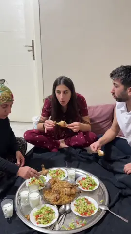 Tavuğun ve köpeğin gücü😂😂😂