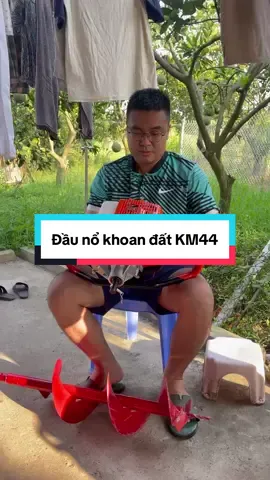 Giờ ai còn đào đất trồng cây anh chị ơi, sử dụng đầu nổ KM44 để trồng cây này #xuhuong #dungculamvuon #khoandat #maykhoandattrongcay #dungcutienich 