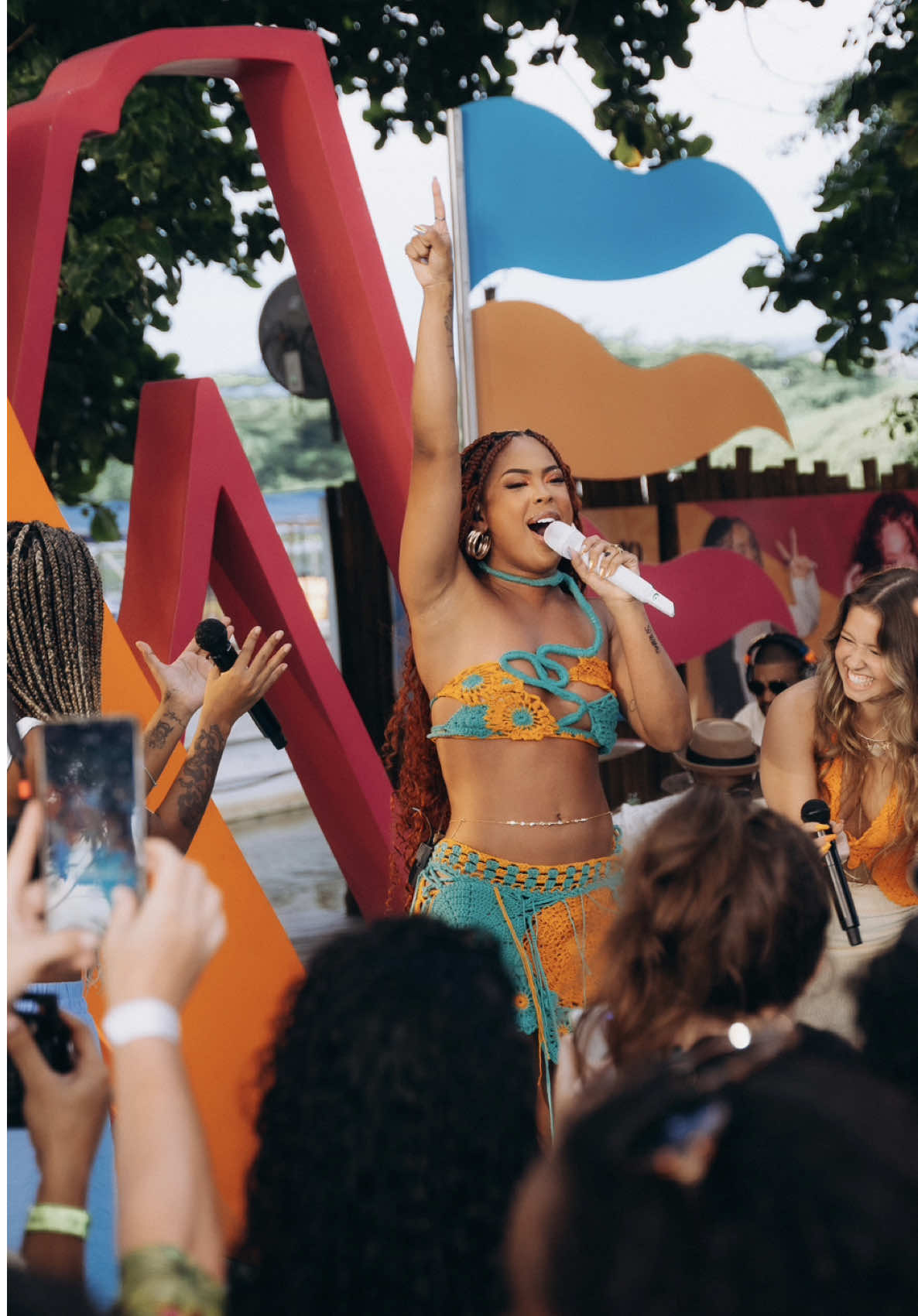 Pra que fui dar moral pra homem feio…😏🩵🧡 Último clipe do #SóVvamoSunset na área! 😮‍💨 “Nike e Shortinho / Desencana” com minhas meninas @aylalbuquerque e @manndalym já tá disponível no YouTube! Corre pra ver que ficou brabo demais 🎶💙 #pagode #musicanova #marvvila 