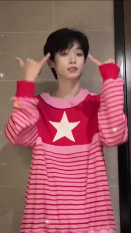 #黑马计划 #圣诞节手势舞 挑出最圣诞的衣服！