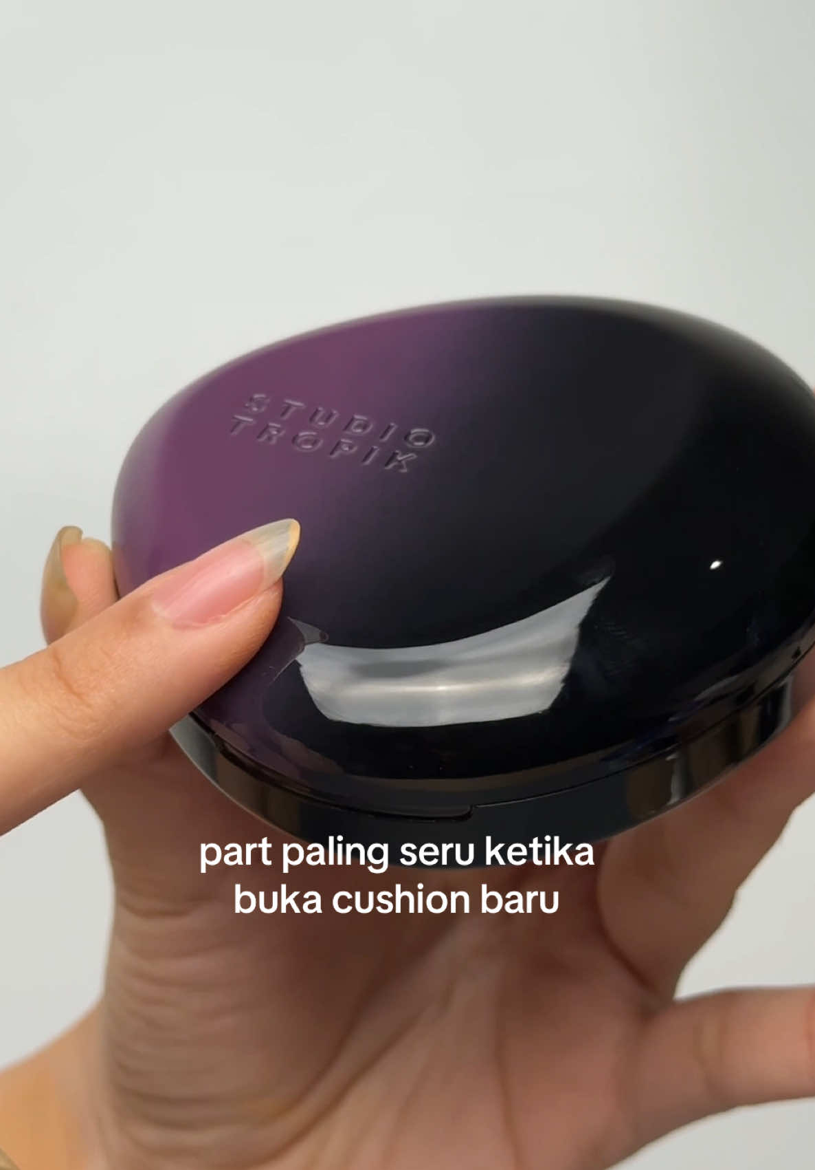 Pas ditutup juga satisfying banget kan?? Soalnya udah pakai magnetic case, berasa ✨high-end✨ padahal cuma seratus ribuan 😍 Check out aja deh! #CushionSiapTempur #StudioTropik #BeautyArtistryInspiredByNature 