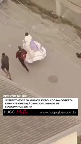Uma operação da Polícia Civil nesta quinta-feira (31) em Manguinhos teve um flagrante inusitado: um homem tentou fugir enrolado em um cobertor por causa do frio. A cena foi registrada pelo Globocop durante o #BomDiaRio e viralizou nas redes.  Batizada de Torniquete, a ação reuniu equipes da Core e delegacias especializadas para cumprir mandados contra integrantes do Comando Vermelho. Além de prender o “fugitivo do cobertor”, os agentes apreenderam dois fuzis e encontraram até um filhote de jacaré. (📹: @tvglobo)