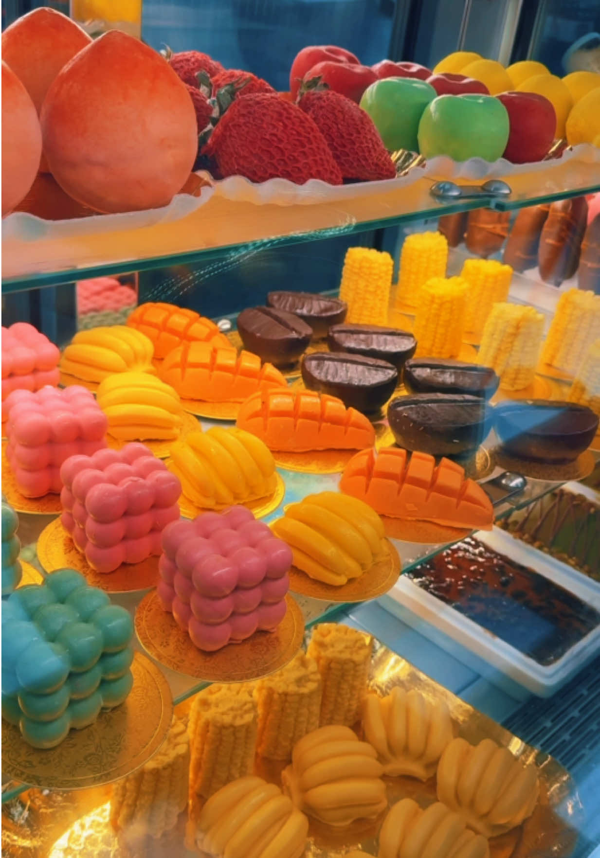 They look like food… but surprise — it’s gelato inside 🍦✨ Thin chocolate shell, rich gelato center, and flavors you won’t believe. Taste the illusion. #GelatoArt #EdibleIllusion #TooCoolToBeTrue #royalroastery #houston            