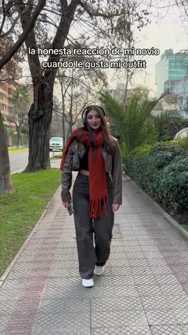 😂😂hacia ruidito de pasarela #outfit #fyp #novios 