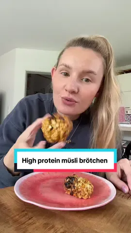 120g Haferflocken  1TL Backpulver  200g körniger Frischkäse  2 Eier  40g cashews gehackt  35 min bei 180 grad backen #highprotein #highproteinmeals #müslibrötchen #snackidee #gesundersnack #gesunderezepte 