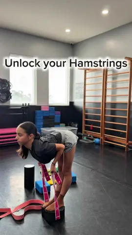 🔥 Unlock Your Hamstrings with Alana! 🔓✨ In this private session we’re moving from active to static holds a game changer for deep flexibility. Why? Because this method helps hydrate your fascia, creating more mobility and unlocking tightness faster than just stretching alone. 💡 Key tip: Keep a flat back throughout. It’s crucial for alignment and getting the full benefit of the stretch. ⚡ Progress = Technique + Consistency + Science-backed Training. Let’s work smart.