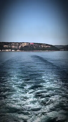 Hayat, bazen en büyük dersi en beklemediğin yerden verir… Kimseye güvenme, deniz bile bazen aldatır. #denizgunlukleri başladı 🌊 #fyp #keşfet #denizgunlukleri #anlamlisozler #yalnızlık #hayatdersi 