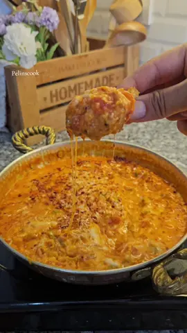 Menemen  Malzemeler  2 tane domates  1 tane biber  1 küçük soğan  2 yumurta  1 yemek kaşığı tereyağ  Uzeri için  Kaşar peyniri  Pul biber  Yapılışı  Tereyağını eritin. Domatesleri ortadan kesin ve biber ve soğanları ekleyin kapağı kapali kısık ateşte pisirin. Domatesin kabuklarını alın. Ezin ve yumurtaları kırın. En son kasar peynir ve pul biberi ekleyip servis edebilirsiniz. Afiyetle 🌸 #menementarifi #menemen #yumurta #kahvaltılıktarifler #yumurta  Menemen nasıl olur ?