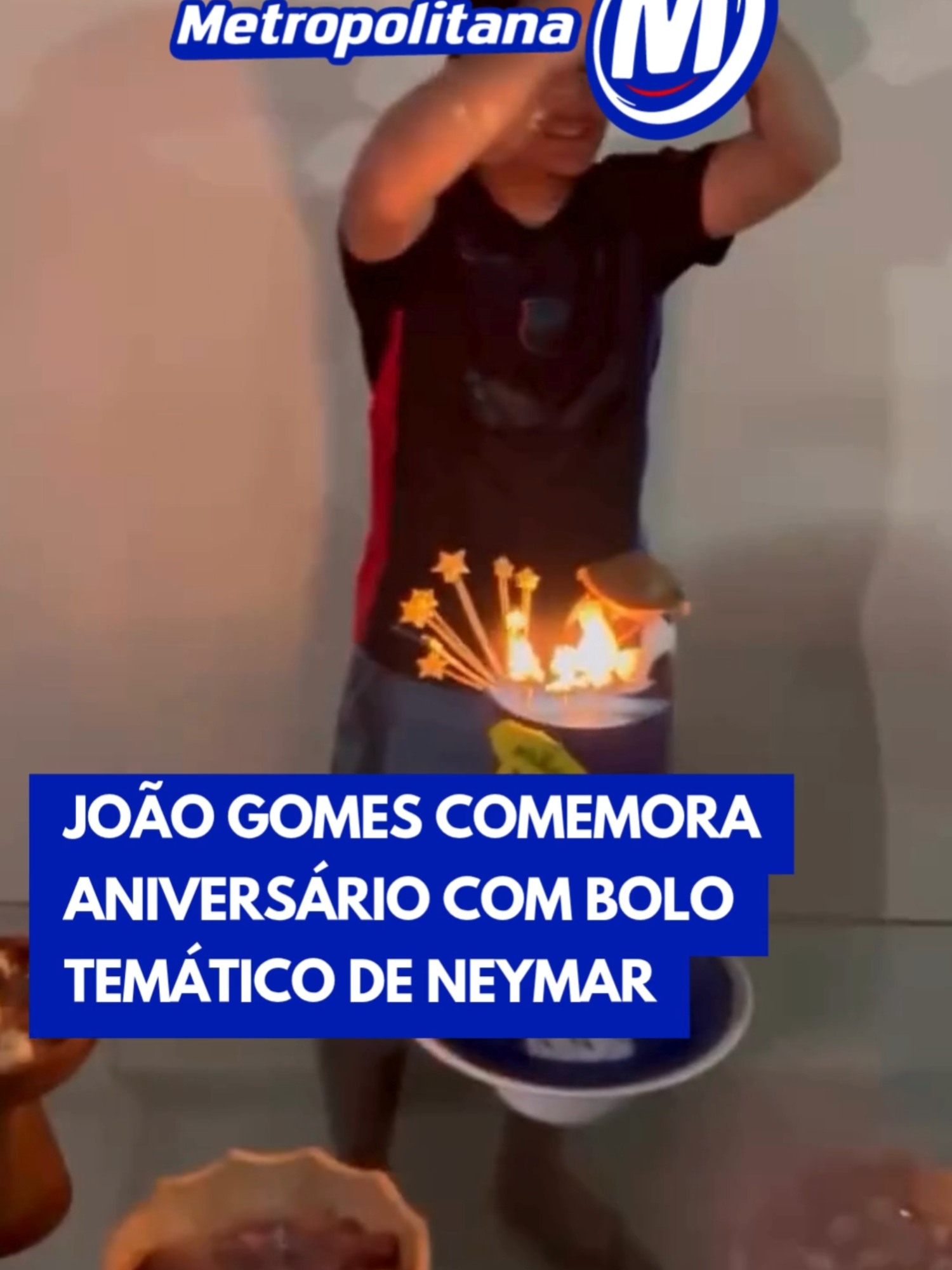 João Gomes completa 23 anos nesta quinta-feira (31) e reuniu amigos e familiares numa celebração em casa, na noite de quarta (30). A comemoração do cantor teve um bolo temático de Neymar, com uma foto do ídolo do Santos vestindo a camisa do Al-Hilal.