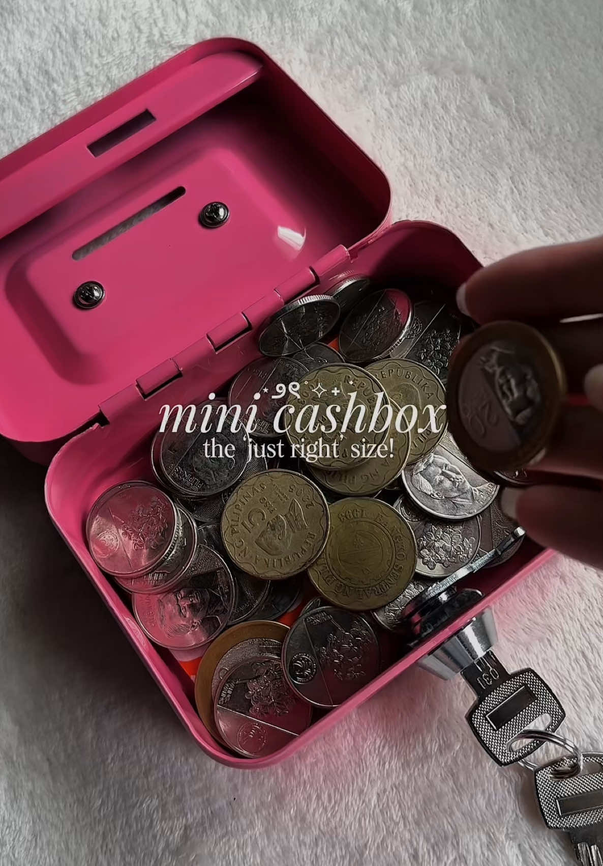 just the right cashbox size for my cards and money… and it’s pink too! 😩💞 #cashbox #moneybox #cashorganizer #moneyorganizer #minicashbox #minivault #cashboxwithlock #cashboxorganizer 