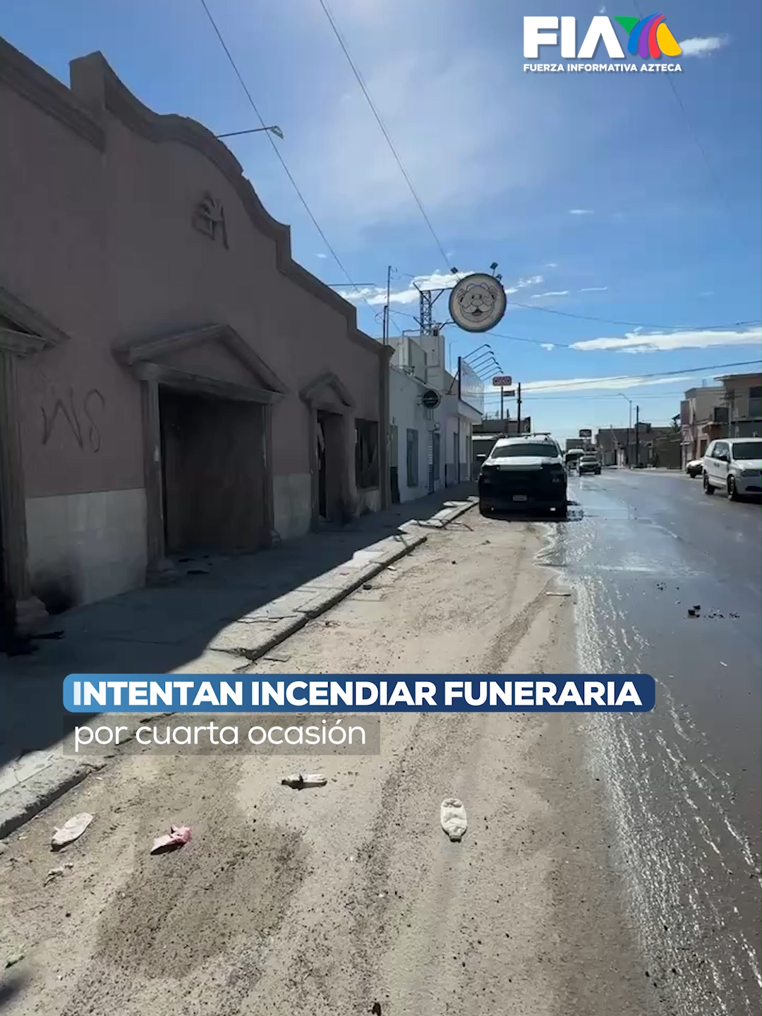 Una vez más, sujetos intentaron incendiar la Funeraria Del Carmen en #CiudadJuárez.  Destrozaron la puerta principal y parte de la oficina resultó quemada.  La policía y los bomberos respondieron rápidamente. @reynaldolaraazteca en el lugar de los hechos.  #FunerariaDelCarmen #Policías #Incendio #Chihuahua #Viral #Tendencia #FIA #AztecaNoticias #Noticias #InformaciónParaTi