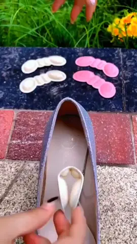 😱 você também sofre com calcanhar machucado? então olha isso! 👣🔥  Esse par de palmilhas adesivas é a solução perfeita, protege o tendão de aquiles, evita calos e bolhas, e o melhor: é discreto e super fácil de aplicar, conforto garantido em segundos! #protetordecalcanhar #palmilha ID do produto AZM-XHU-HWB @Achadinhos da Cris @Achadinhos da Cris @Achadinhos da Cris 