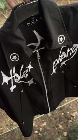 Lo cari workshirt yang nyeni? Nih jawabannya. Boxy fit + zipper + bahan adem premium + full desain premium — fix bukan kaleng-kaleng! #streetlook #workshirtstyle #anakskena #outfitkece #bajukeceabiss #boxyzipper #workshirtpremium #fypgenz