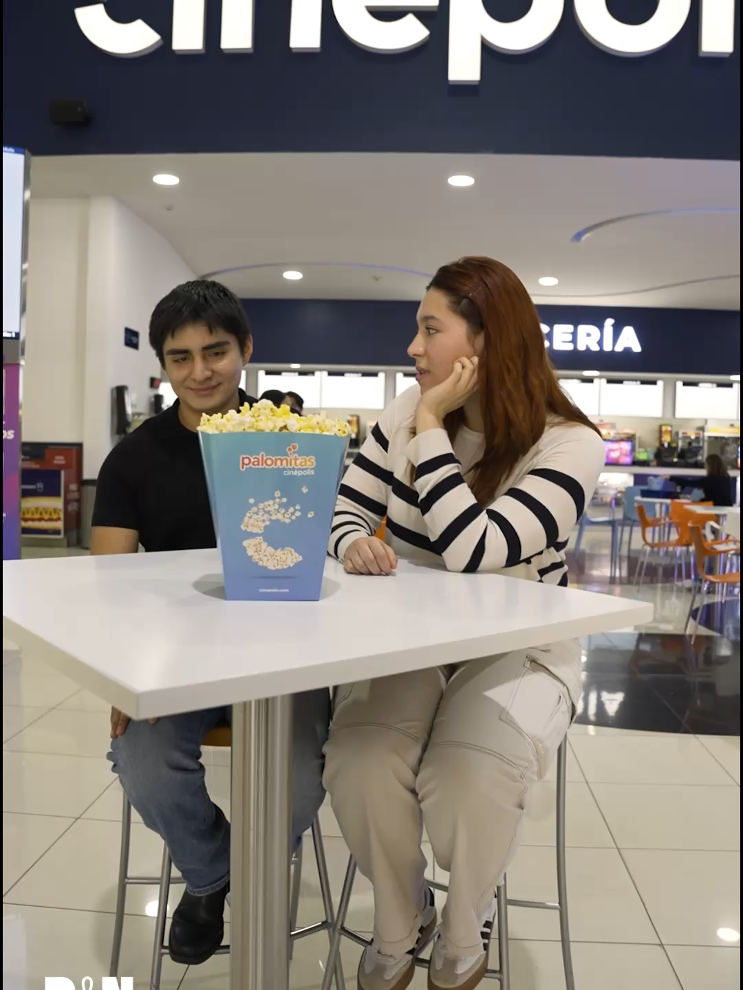 Si tu date es ver una peli, ya vas ganando. El siguiente paso es acompañarla con algo refrescante, como un  jugo #DelValle. #Agítalo, bebe y disfruta. 🥤🍋‍🟩🎬💖 #LlenodeVida